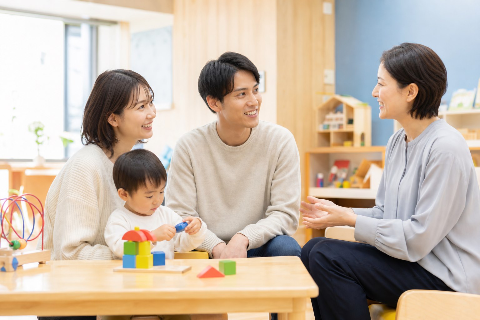 教室見学で保護者と子どもの話を丁寧に聞く支援員