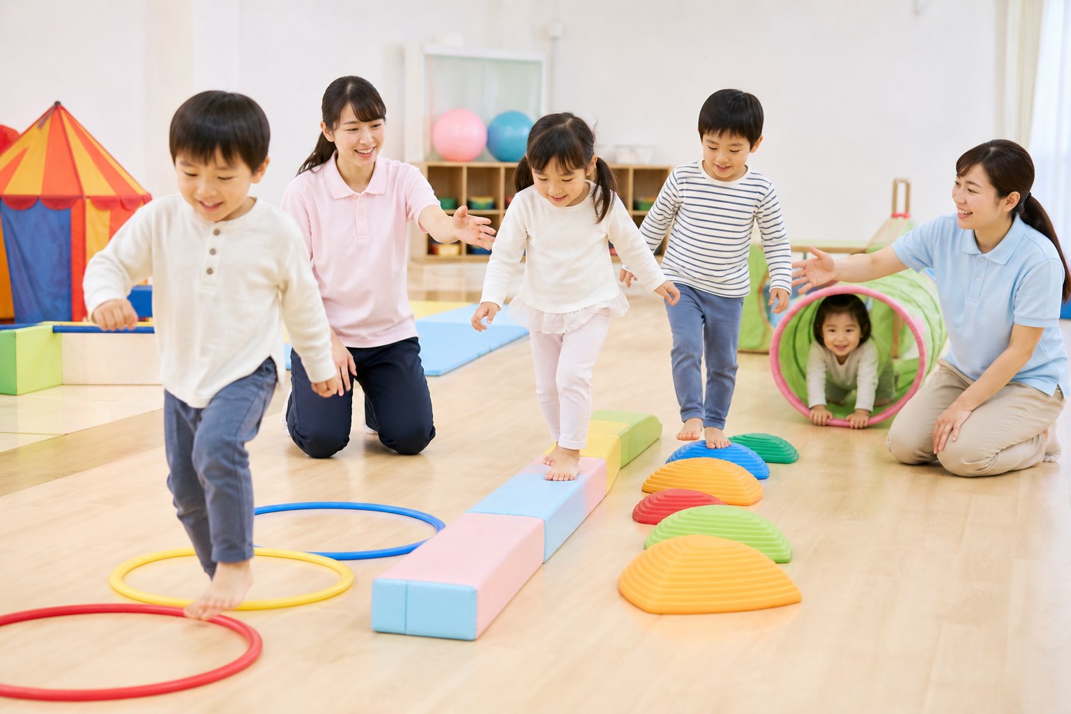 支援員と一緒に安全な運動コースを楽しむ子どもたち